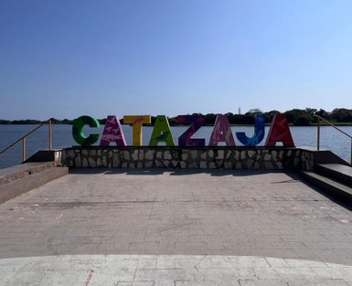 Farbenfroher Schriftzug „Catazajá“ am Ufer der Lagune – Mexiko mit Kindern