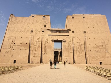 Antike Felsengravuren im Tempel von Kom Ombo – Ägypten Reise mit Kindern