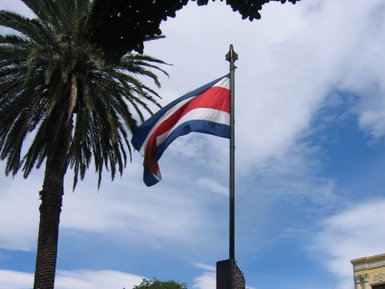 Nationalflagge von Costa Rica weht in San José – Costa Rica Familienreise
