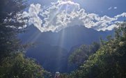 Kind blickt auf Anden - Peru mit Kindern