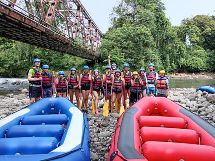 Familie und Guide posieren vor dem Start zum Rafting – Costa Rica Familienreise