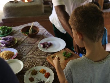 Kinder kochen zusammen mit Einheimischen in den Tamarind Gardens – Sri Lanka Reise mit Kindern