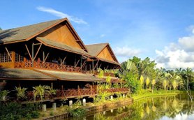 Lodge-Gebäude inmitten der Natur bei Sepilok – Borneo Familienreise