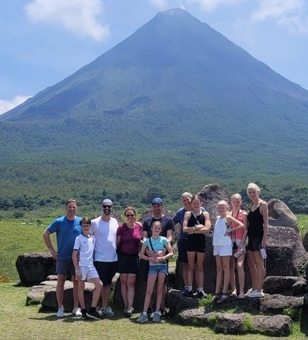 Jugendliche posieren lachend vor dem Vulkan Arenal – Costa Rica Reise mit Kindern