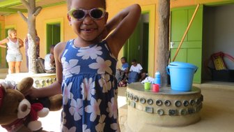 Ein einheimisches Mädchen mit Sonnenbrille und Teddy - Namibia mit Jugendlichen