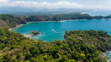 Klare Wasserbuchten im Manuel Antonio Nationalpark aus der Vogelperspektive – Costa Rica Reise mit Kindern