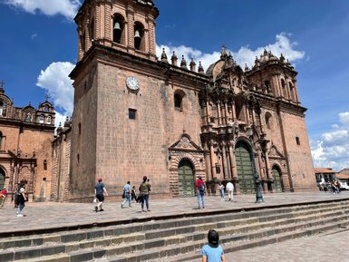 Die beeindruckende Kathedrale von Cusco erhebt sich majestätisch unter einem strahlend blauen Himmel.