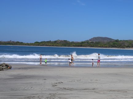 Kinder spielen Fußball am Strand des Nammbu Beach – Costa Rica Familienreise