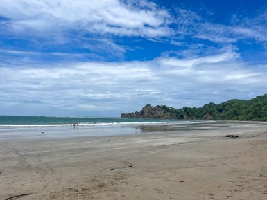 Strahlend blauer Himmel über dem Playa Carrillo in Guanacaste – Costa Rica mit Kindern