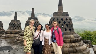 Frauen machen Fotos und posieren im Borobudur-Tempel – Indonesien Reise mit Kindern