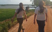 Zwei Mädchen gehen durch sandigen Weg - Sri Lanka Summer Family & Teens - Sri Lanka mit Jugendlichen im Sommer