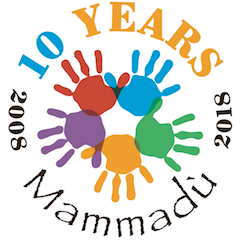 Bunte Handabdrücke in verschiedenen Farben bilden ein rundes Logo, das den 10. Jahrestag von Mammadù feiert.
