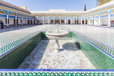 Innenhöfe und Architektur des Bahia-Palasts in Marrakesch – Marokko Familienreise