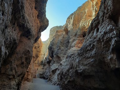 Der Blick geht durch einen Canyon - Namibia mit Kindern