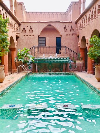 Entspannender Poolbereich im traditionellen Riad Maktoub – Marokko Familienreise