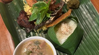 Einheimische Gerichte werden auf Nusa Lembongan serviert – Bali mit Kindern