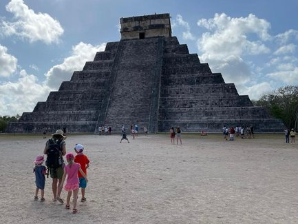 Familie spaziert durch das Areal auf dem Weg zur imposanten Pyramide El Castillo – Mexiko mit Kindern