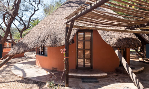 Außenansicht Omaruru Game Lodge - Namibia mit Jugendlichen