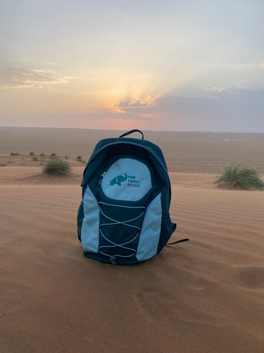 For Family Reisen Rucksack im Sand der omanischen Wüste – Oman Reise mit Kindern