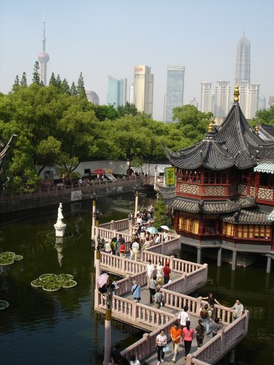 Traditionelles Huxingting-Teehaus mit chinesischer Architektur im Yu-Garten – China Reise mit Kindern