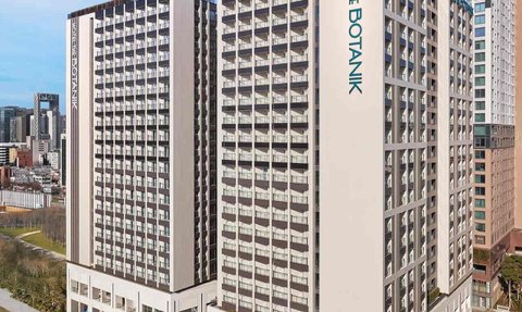 Moderne Architektur des Hotels The Botanikk, eingebettet in die städtische Landschaft von Myeongdong, Seoul.