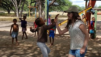 Kinder spielen auf einem Spielplatz - Namibia mit Jugendlichen