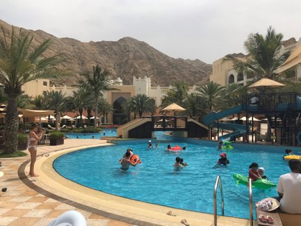 Großzügiger Poolbereich in einer familienfreundlichen Hotelanlage – Oman mit Kindern