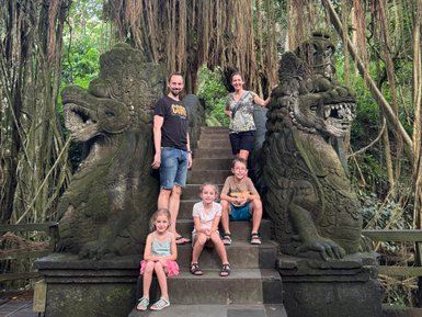 Familie erkundet das Sacred Monkey Forest Sanctuary – Bali mit Kindern