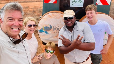Familie mit Safariguide vor einem Jeep in Kenia - Kenia Familienreise