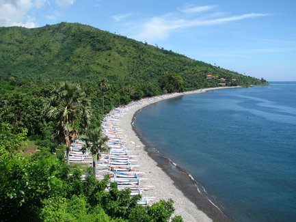 Ruhiger Sandstrand mit klarem Wasser in Amed – Bali Familienreise