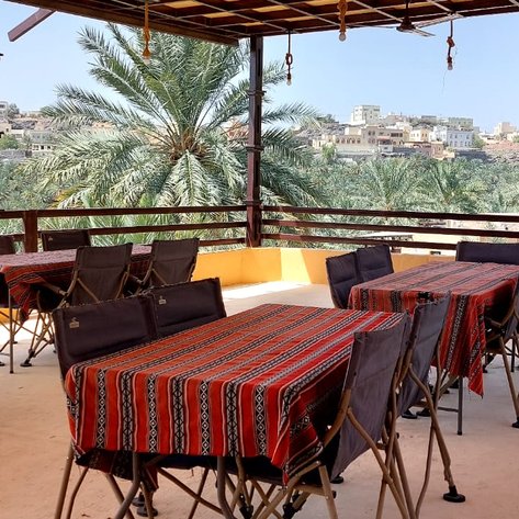Gemütliche Hotelterrasse mit Blick auf Misfah – Oman Reise mit Kindern
