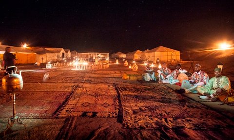 Camp in Erg Chegaga unter klarem Sternenhimmel – Marokko Reise mit Kindern