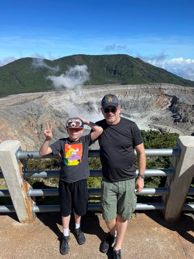 Vater und Kind genießen den Blick auf den Vulkan Poás – Costa Rica Familienreise