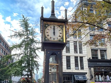 Die Gastown-Dampfuhr steht majestätisch im Zentrum von Vancouver, umgeben von neugierigen Touristen und historischen Gebäuden.