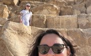 Mutter und Tochter vor Pyramide - Ägypten Erlebnisreise mit Kindern