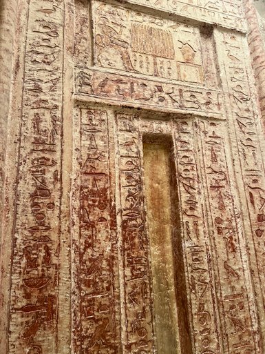 Detailreiche Wandmalerei in einem Grab in Sakkara – Ägypten Reise mit Kindern