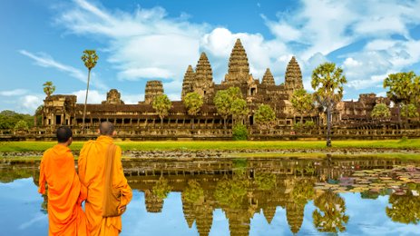 Mönche vor See und Tempel bei Angkor Wat – Kambodscha Familienreise