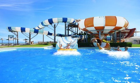 Kinder spielen auf der Rutsche im Jaz Aquamarine Resort in Hurghada – Ägypten Reise mit Kindern