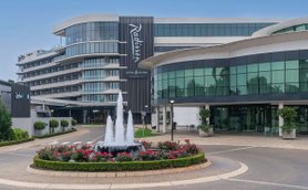 Das Radisson Hotel in Johannesburg zeigt eine moderne Architektur mit großen Fenstern und einem eleganten Eingangsbereich.