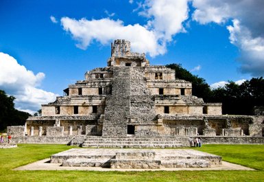 Hauptpyramide von Edzná thront über dem weitläufigen Ruinenareal – Mexiko Reise mit Kindern