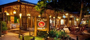 Die stimmungsvolle Pousada Casa de Praia erstrahlt bei Nacht und lädt mit sanften Lichtern und romantischem Ambiente zum Verweilen ein.