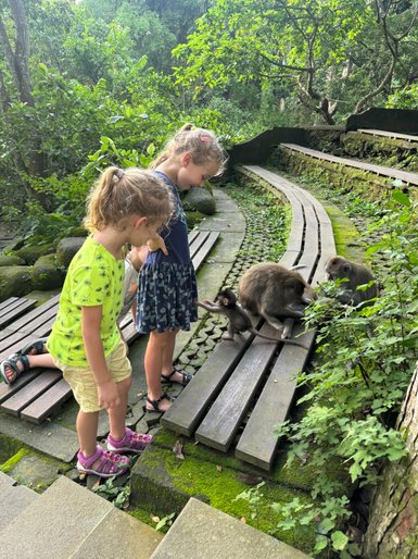 Kinder beobachten und interagieren mit Affen im Sacred Monkey Forest Sanctuary – Bali Familienreise