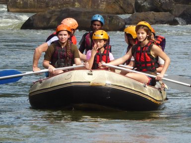 Kinder erleben ein Rafting-Abenteuer im Schlauchboot auf dem Fluss in Kitulgala – Sri Lanka Familienreise