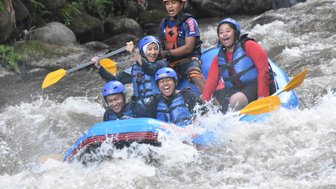 Reisegruppe beim Wildwasser-Rafting auf dem Ayung River – Bali Reise mit Kindern