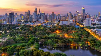 Sonnenuntergang über der Skyline von Bangkok mit leuchtenden Farben – Thailand Familienreise