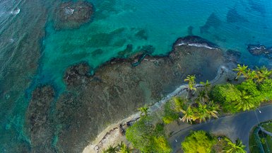 Luftaufnahme mit Blick auf Cahuita und das blaue Meer – Costa Rica Reise mit Kindern