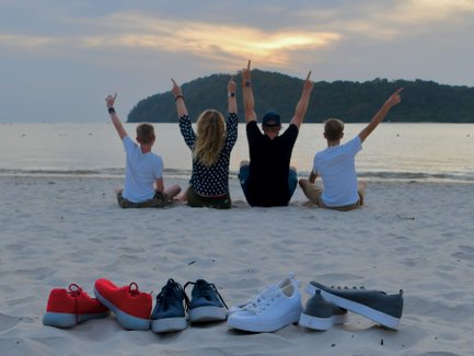 Familie genießt den warmen Sonnenuntergang am Strand von Langkawi – Malaysia & Borneo Reise mit Kindern