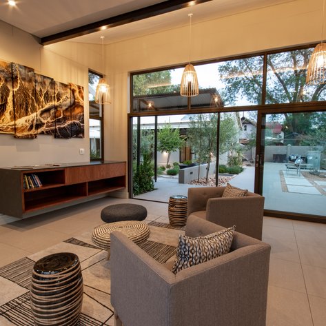 The Elegant Guesthouse Lobby beleuchtet - Namibia Reise mit Kindern