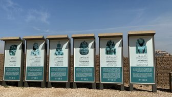 Schilder mit Informationen über Pharaonen und Geschichte im Tempel von Luxor – Ägypten Reise mit Kindern