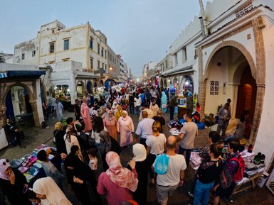 Menschen flanieren durch den lebhaften Souk von Essaouira – Marokko Reise mit Kindern